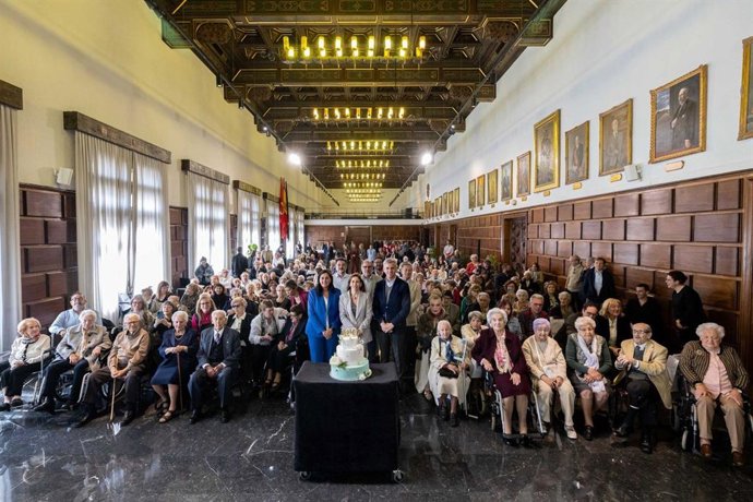 Homenaje del Ayuntamiento de Zaragoza a 193 personas centenarias