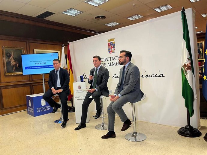 El presidente de la Diputación de Almería, Javier Aureliano García, durante la rueda de prensa.