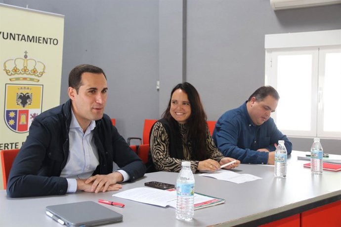 Juan Latorre (i), en la reunión junto a Paqui Peinado y Víctor Torres.