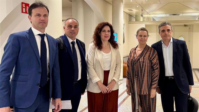 La diputada 'popular' en el Congreso y secretaria general del PP balear, Sandra Fernández (c).