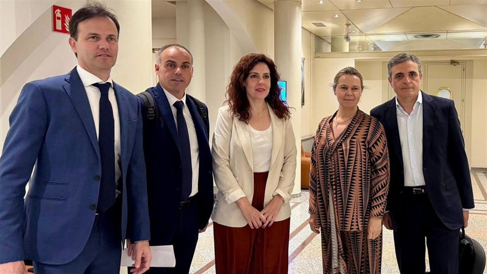 La diputada 'popular' en el Congreso y secretaria general del PP balear, Sandra Fernández (c).