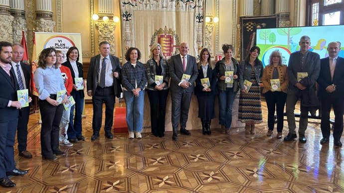 El alcalde de Valladolid, Jesús Julio Carnero, junto con técnicos municipales, concejales del equipo de Gobierno y del PSOE y la gerente de Servicios Sociales en la provincia, en la presentación del VI Plan de Adicciones del Ayuntamiento.