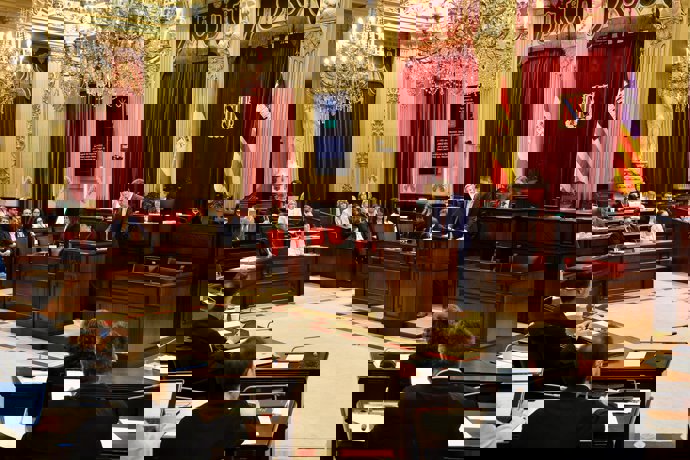 El conseller de Turismo del Govern, Jaume Bauzá, interviene en el pleno en el Parlament.