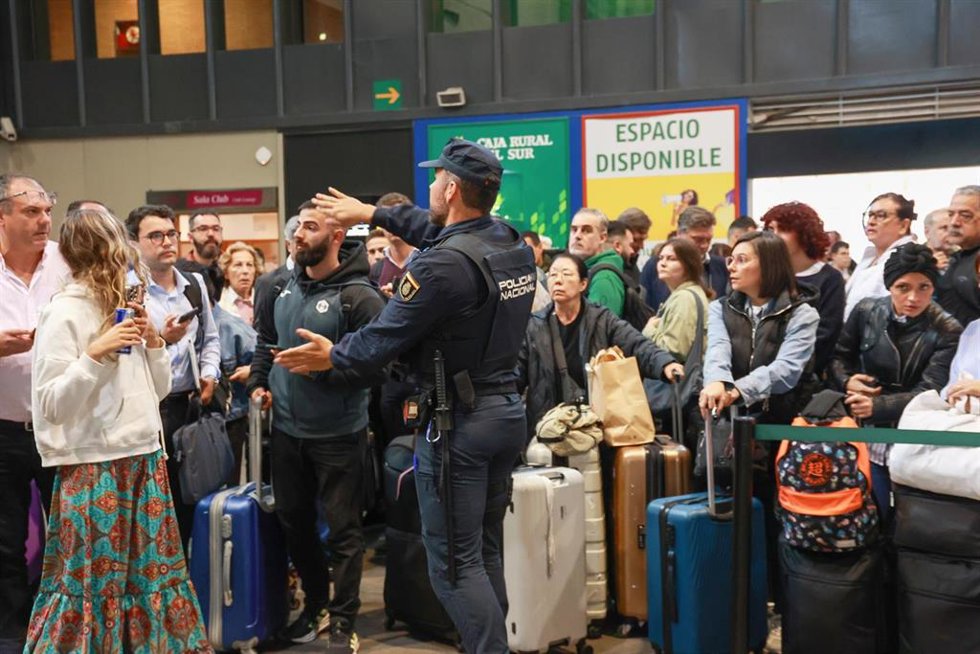 Caos de viajeros en la estación de Santa Justa debido al retraso por el robo de cables de trenes. A 05 de mayo de 2025, en Sevilla (Andalucía, España).