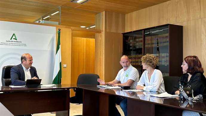 El delegado de Sostenibilidad, Óscar Curtido, reunido con SEP Tarifa por el alga asiática.