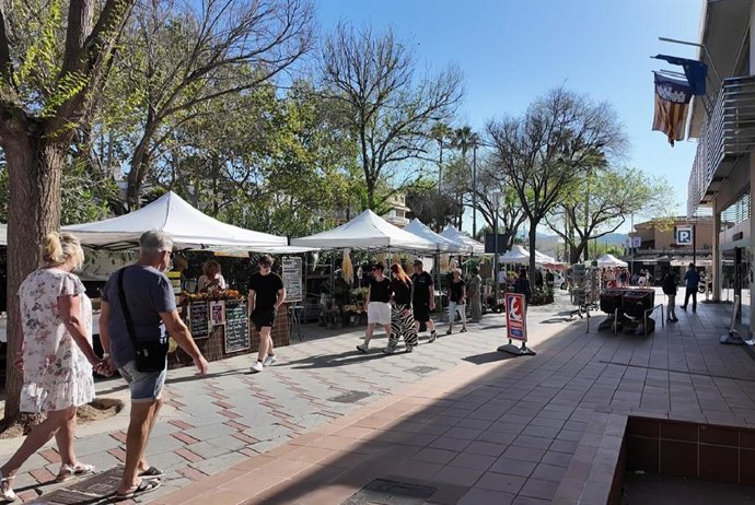 Turistas por las calles de Peguera.