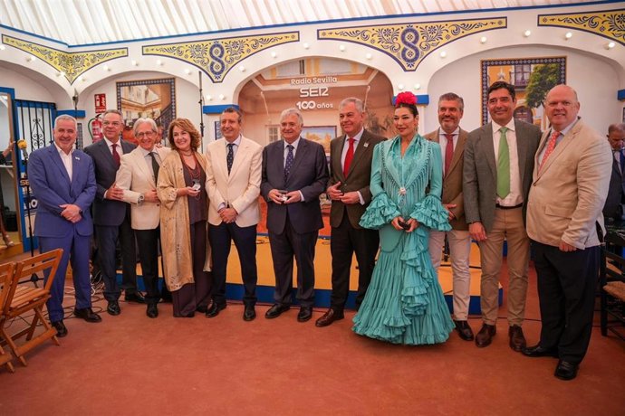 El alcalde en su visita a la caseta de Radio Sevilla Cadena Ser