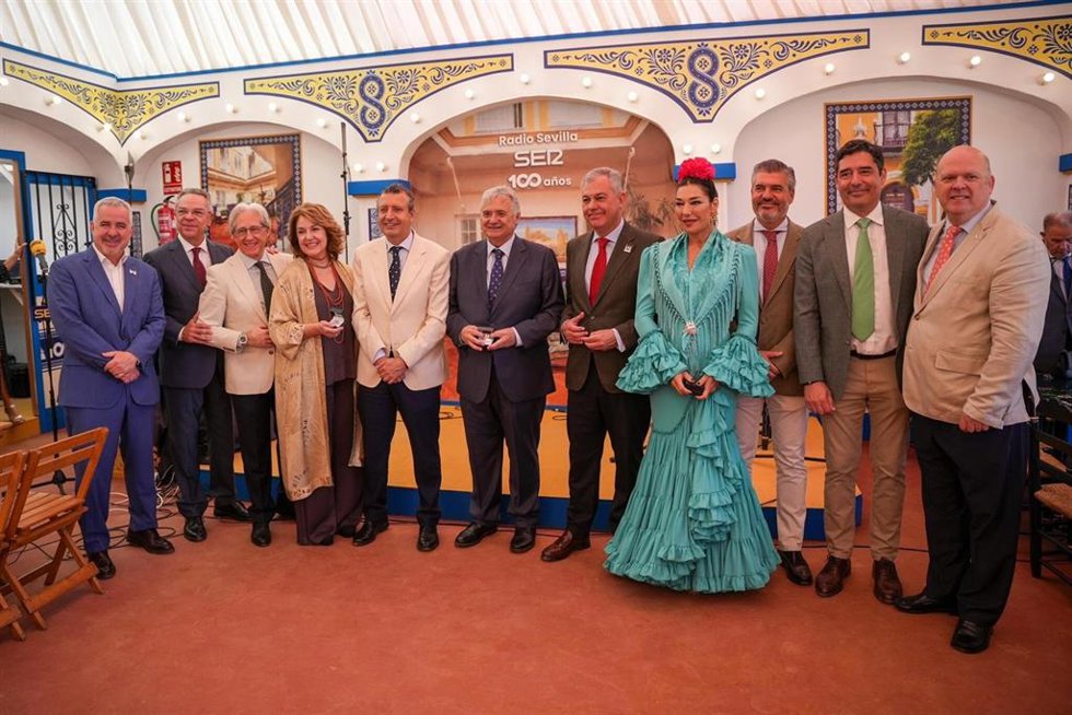 El alcalde en su visita a la caseta de Radio Sevilla Cadena Ser