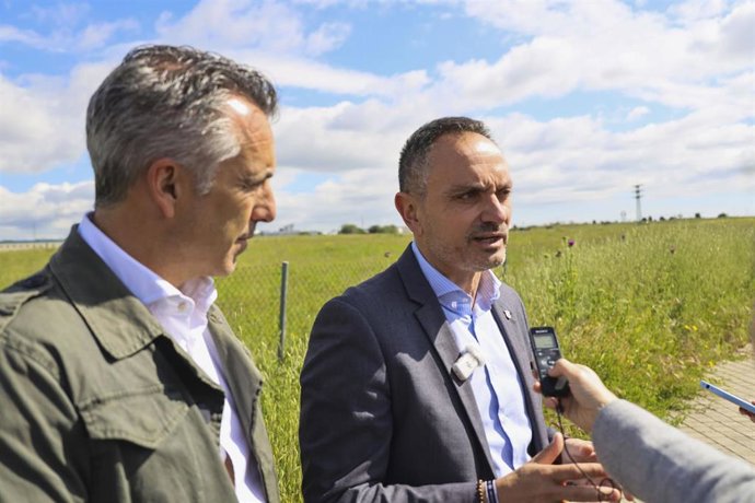 El alcalde de Móstoles, Manuel Bautista, junto al consejero de Medio Ambiente, Agricultura e Interior de la Comunidad de Madrid, Carlos Novillo, durante el acto de inicio del consorcio urbanístico Madrid Puerta Oeste