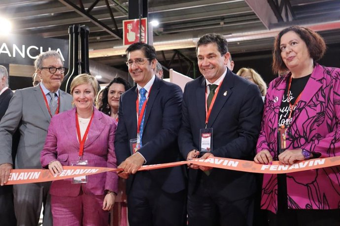 El vicepresidente segundo del Gobierno de C-LM, José Manuel Caballero, y el presidente de la Diputación de Ciudad Real, Miguel Ángel Valverde, inaugurando Fenavin.