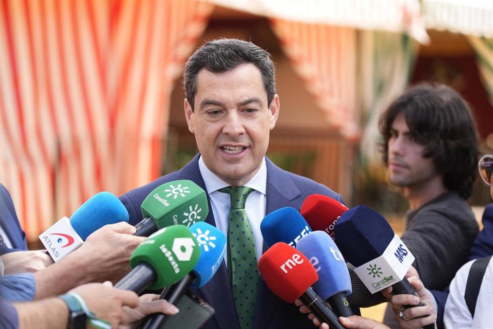 El presidente de la Junta de Andalucía, Juanma Moreno atiende a los medios de comunicación. A 6 de mayo de 2025 en Sevilla, Andalucía (España). El presidente de la Junta de Andalucía, Juanma Moreno, ha atendido a los medios de comunicación en su llegada
