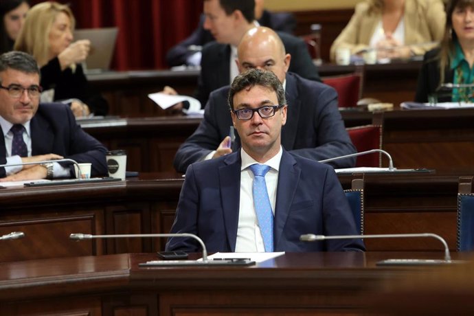 Archivo - El portavoz del Govern y conseller de Economía, Hacienda e Innovación, Toni Costa, durante una sesión plenaria en el Parlament. Archivo.