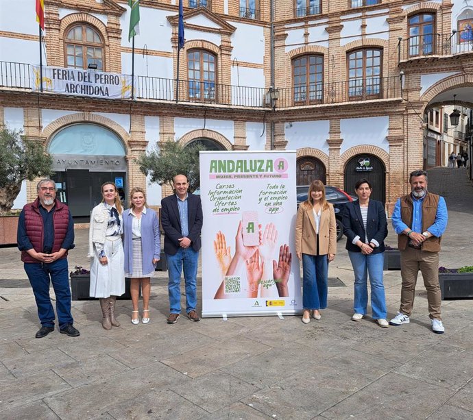 Las delegadas territoriales  de Inclusión Social, Ruth Sarabia García, y de Empleo, Carmen Sánchez Sierra, y la coordinadora del IAM, Remedios Cueto Millán, han presentado esta herramienta en el Ayuntamiento de Archidona junto a su alcalde.