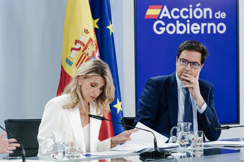 La vicepresidenta segunda y ministra de Trabajo y Economía Social, Yolanda Díaz, y el ministro para la Transformación Digital y de la Función Pública, Óscar López, durante una rueda de prensa posterior a la reunión del Consejo de Ministros, en el Palaci