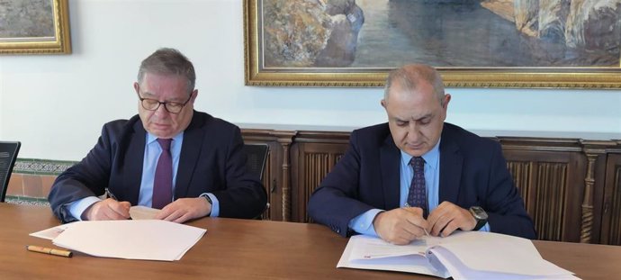 El presidente de la Cámara de Cuentas de Castilla-La Mancha, Fernando Andújar, y el decano del Colegio de Registradores de la región, Alfredo Delgado.