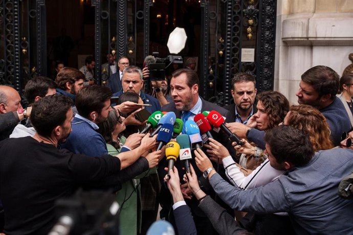 El ministro de Transportes y Movilidad Sostenible, Óscar Puente, ofrece declaraciones a los medios, a su llegada al acto del 30 aniversario de la Tribuna de la automoción en el Real Casino de Madrid