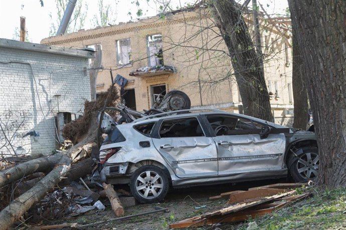 Vehículo destruido tras un ataque en Kiev, capital de Ucrania