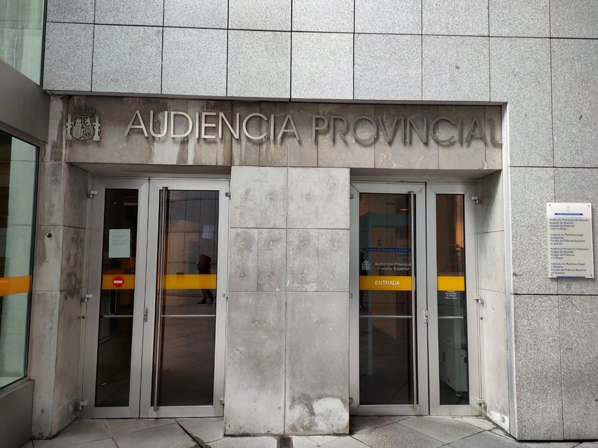 Juzgan a una mujer por quedarse con más de 80.000 euros de su hermano, que la había autorizado en su cuenta