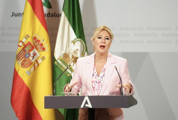 La consejera de Economía, Hacienda y Fondos Europeos y portavoz del Gobierno, Carolina España, durante la rueda de prensa posterior al Consejo de Gobierno de la Junta de Andalucía. A 06 de mayo de 2025, en Sevilla (Andalucía, España).