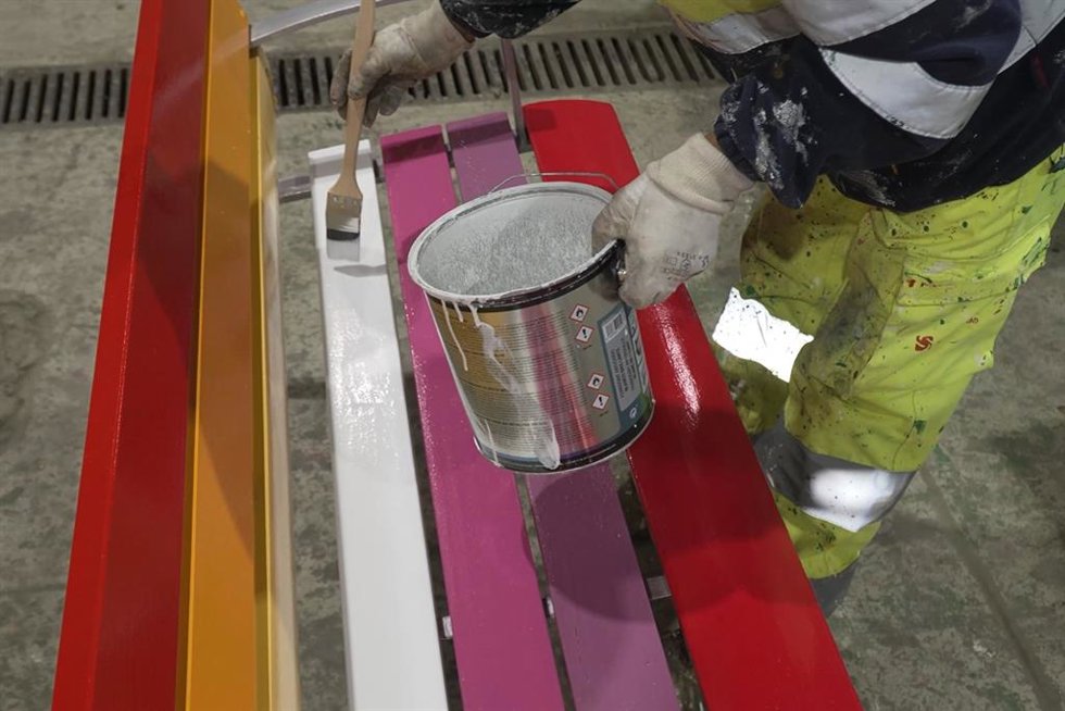 Pintando uno de los bancos.