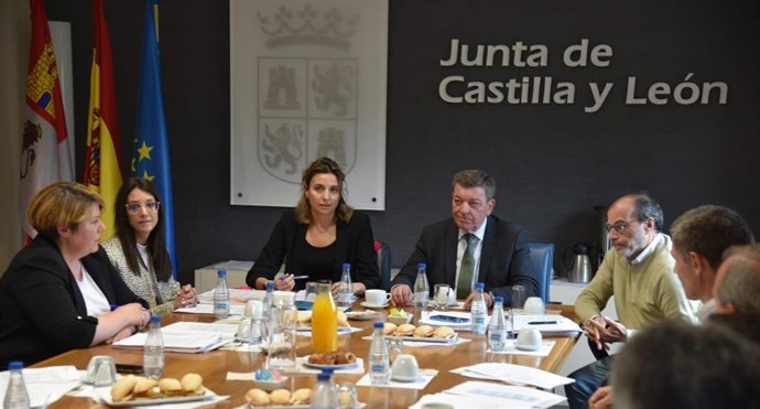 Reunión de la Junta y la Policía Nacional para coordinar la seguridad en los establecimientos de juego de Castilla y León.