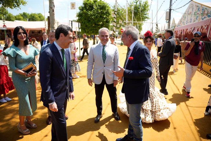 O Presidente da Junta de Andalucía, Juanma Moreno (à esquerda) e o Secretário Adjunto de Coordenação Autônoma e Local e Análise Eleitoral do PP, Elías Bendodo (à direita) passeiam pela Feria de Abril. Em 6 de maio de 2025, em Sevilha, Andaluzia (Espanha).