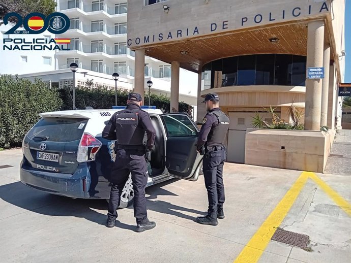 Agentes de la Policía Nacional, frente a la comisaría de la Playa de Palma.