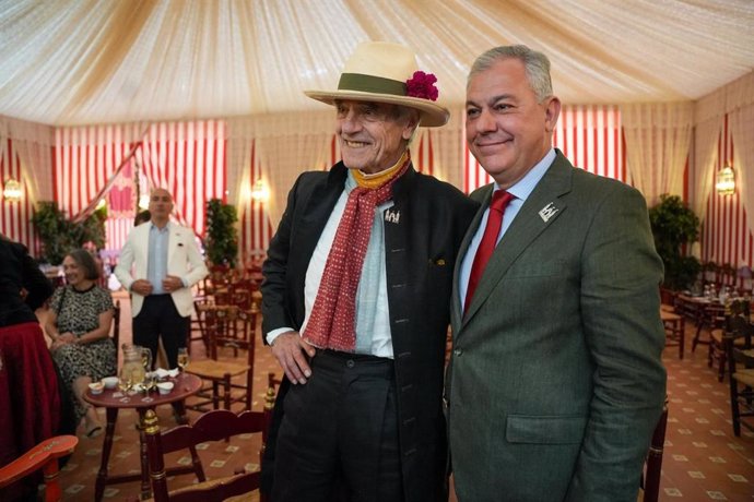 Sanz recibe al actor británico Jeremy Irons en su primera visita a la Feria de Sevilla.