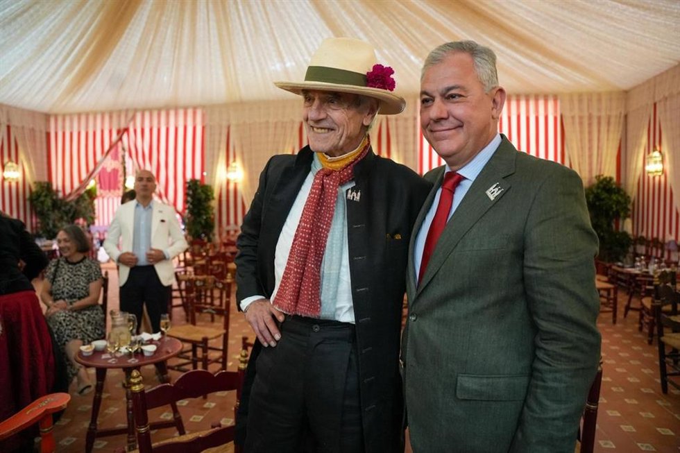 Sanz recibe al actor británico Jeremy Irons en su primera visita a la Feria de Sevilla.