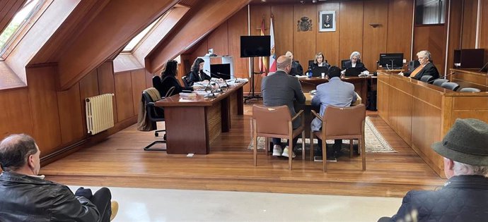 El principal acusado declara en el juicio, acompañado de su traductor
