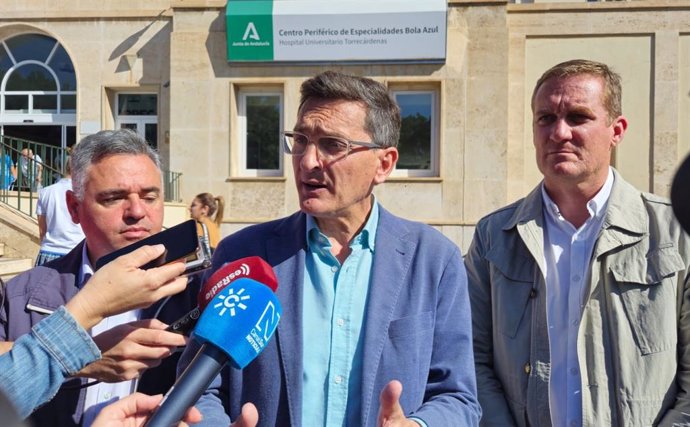 El parlamentario autonómico del PSOE de Almería José Luis Sánchez Teruel atiende a los periodistas a las puertas del centro de consultas externas Bola Azul, en Almería.