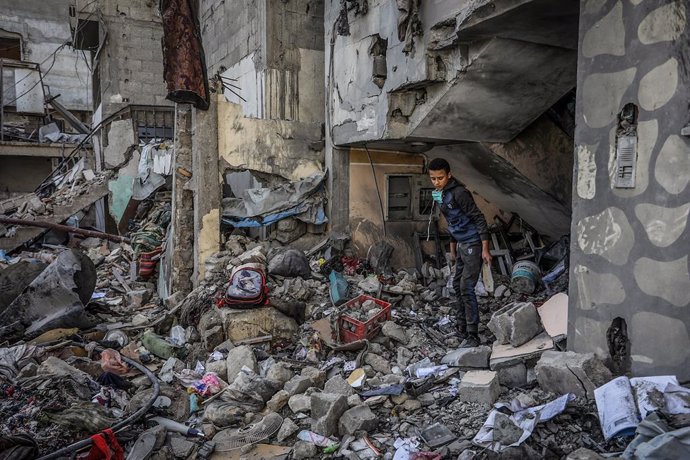 Archivo - Imagen de archivo de un edificio derrumbado en Jan Yunis tras los ataques del Ejército de Israel.