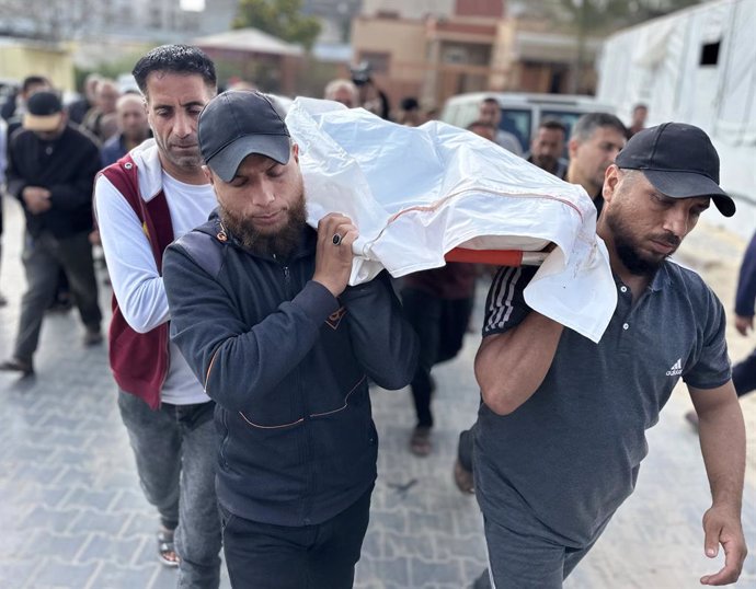 May 4, 2025, Rafah, Gaza Strip, Palestinian Territory: Relatives of the Palestinians, who lost their lives after Israeli attacks, mourn over the dead bodies of them in the Nasser hospital for their burial process in Khan Yunis, south of Gaza Strip, on May
