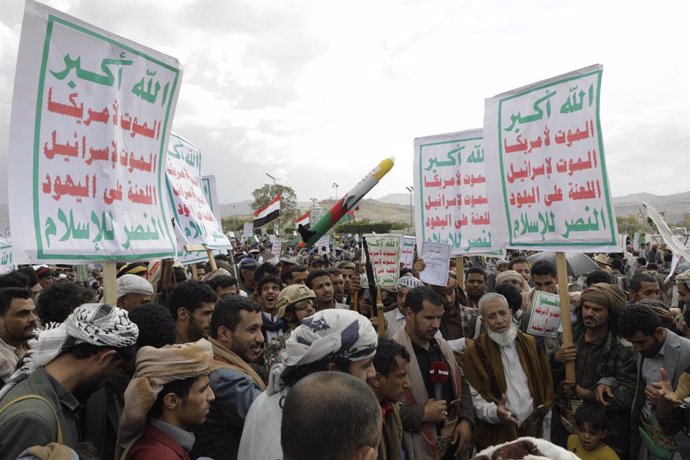 02 May 2025, Yemen, Sanaa: Thousands of Yemenis rally in Sanaa's Al-Sabeen Square to show solidarity with Palestine and condemn Israel and the U.S. Organized by the Houthis, the protest included chants against Israeli actions in Palestine, with demonstrat
