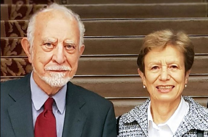 Los escritores miembros de la RAE José María Merino y Ángeles Encinar