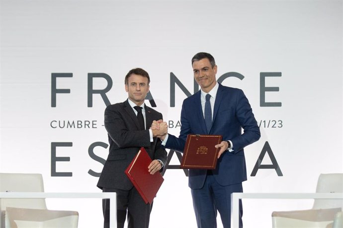 Archivo - El presidente de Francia, Emmanuel Macron (i) y el presidente del Gobierno, Pedro Sánchez (d), posan tras la firma de un Tratado de Amistad entre sus respectivos países, durante la XXVII Cumbre Hispano-Francesa