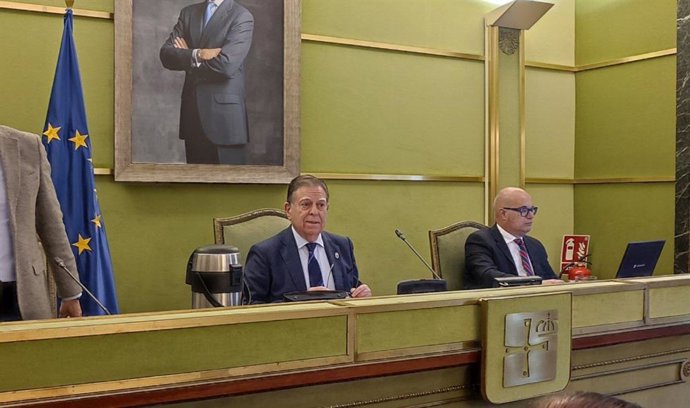 Archivo - El alcalde de Oviedo, Alfredo Canteli, preside el pleno municipal.