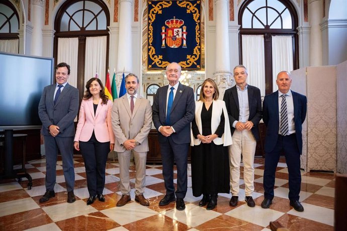 El Alcalde De Málaga, Francisco De La Torre, Junto A La Concejala Delegada De Educación Y Fomento Del Empleo, María Paz Flores; Y El Rector De La Universidad Europea De Andalucía, Daniel Hormigo, Informan Sobre Becas