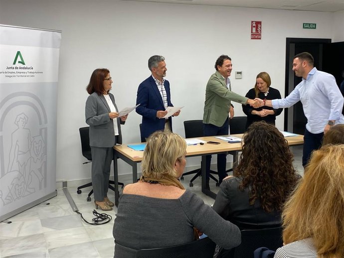 Daniel Sánchez y el alcalde de Rota conalumnos de Empleo y Formación en Rota.