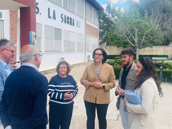 La delegada de Desarrollo Educativo y Formación Profesional de la Junta en Granada, María José Martín,visita el IES La Sagra de Huéscar.