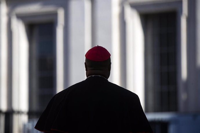 Un cardenal llega a una reunión preparatoria del Cónclave.