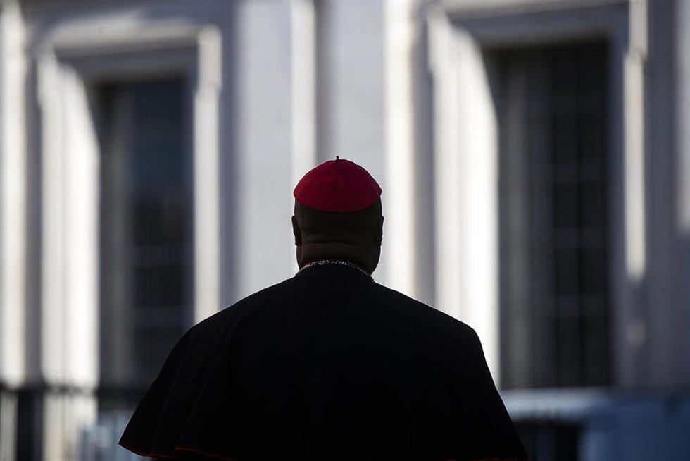Un cardenal llega a una reunión preparatoria del Cónclave.