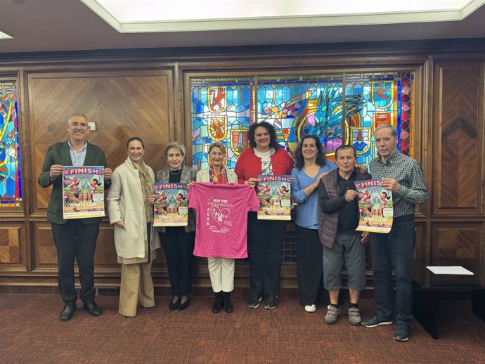 Representantes del Ayuntamiento de León, asociaciones de Parkinson y clubes en la presentación de la carrera solidaria.