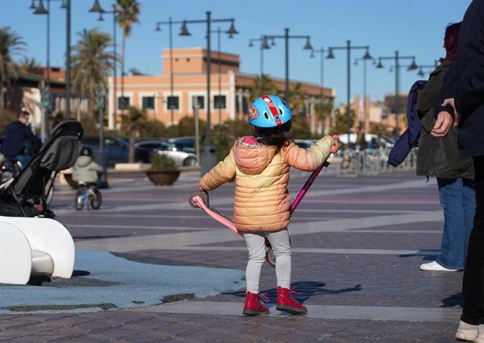 Archivo - Niños juegan con sus regalos de Reyes, a 6 de enero de 2024, en Valencia, Comunidad Valenciana (España).
