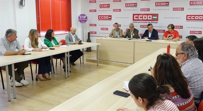 El secretario general del PSOE de Málaga, Josele Aguilar, y el secretario general de CCOO de Málaga, Fernando Cubillo, entre otros, en una reunión
