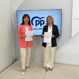 Las conselleras del PP en el Consell de Mallorca Maria Garrido (i) y Núria Riera (d).
