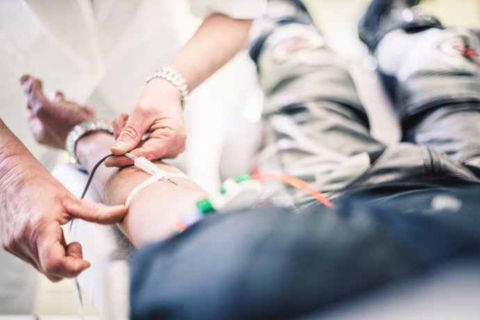 Archivo - Imagen de recurso de una persona sacándose sangre.