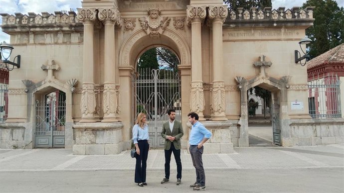 La concejal de Bienestar Social, Familia y Salud, Pilar Torres, y el director general de Patrimonio Cultural, Patricio Sánchez, han visitado las instalaciones del cementerio municipal
