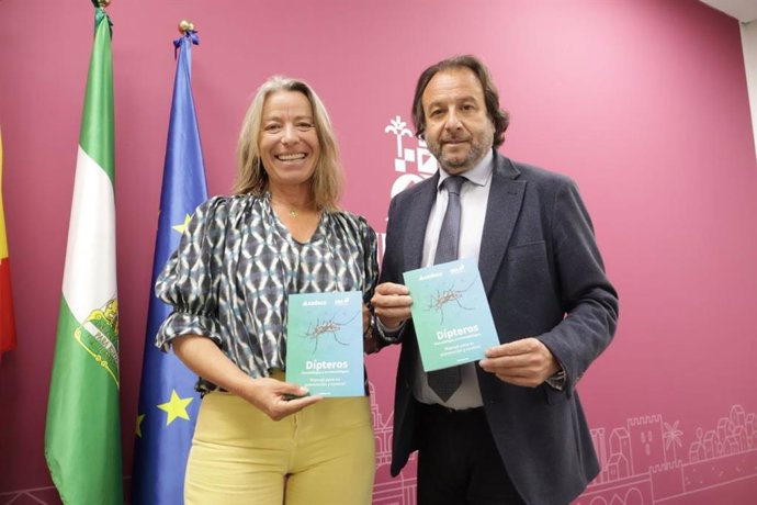 El teniente de alcalde delegado de Medio Ambiente y Sostenibilidad del Ayuntamiento de Córdoba, Daniel García Ibarrola, y la presidenta de la empresa municipal Saneamientos de Córdoba (Sadeco), Isabel Albás.