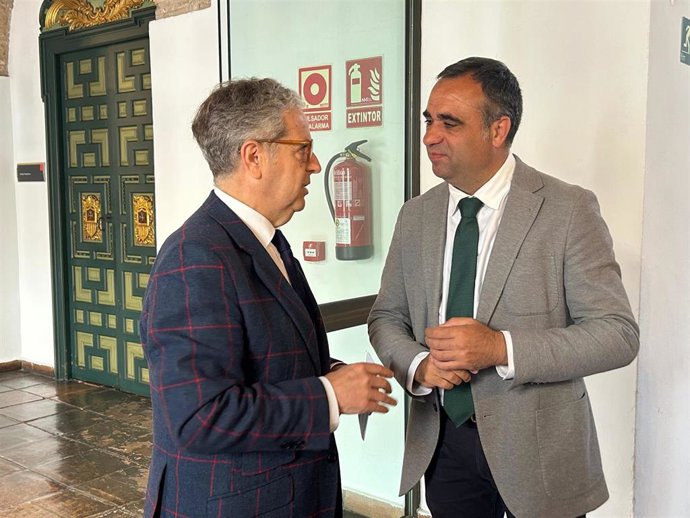 El presidente de la Diputación de Granada, Francis Rodríguez, ha mantenido un encuentro de trabajo con su homólogo cordobés, Salvador Fuentes.